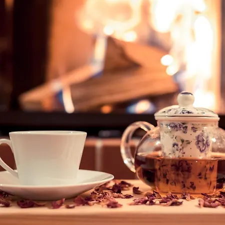 아파트 House On The Hill