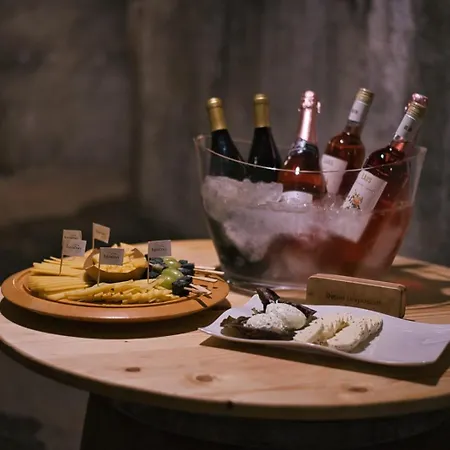 House On The Hill 아파트