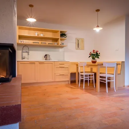 House On The Hill 아파트 *